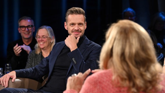 Der Kabarettist Florian Schroeder ist zu Gast in der NDR Talk Show am 29. November 2024. © NDR Fernsehen/ Uwe Ernst Foto: Uwe Ernst