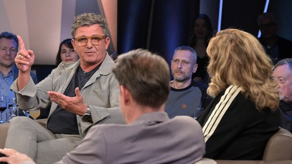 Der Schauspieler Hans Sigl ist zu Gast in der NDR Talk Show am 7. März 2025. © NDR Fernsehen/ Uwe Ernst Foto: Uwe Ernst