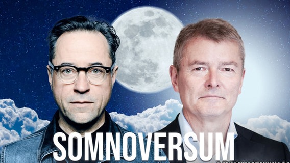 Der Schauspieler Jan Josef Liefers und der Schlafmediziner Prof. Ingo Fietze sind vor einem Vollmond im Hintergrund zu sehen. Darunter steht der Titel ihres Podcasts "Somnoversum". © WDR/Stefan Kröger/Anke Illing Foto: Stefan Kröger/Anke Illing