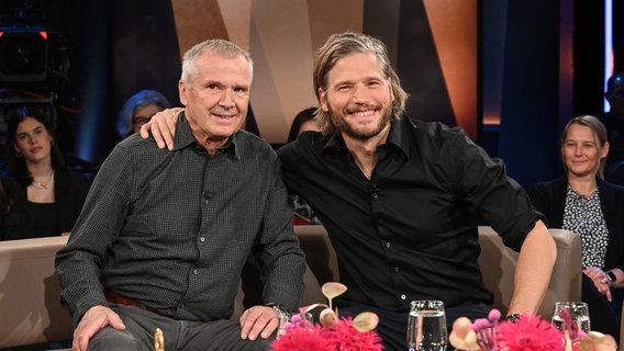 Der Schauspieler Sebastian Ströbel und Bergretter Heribert Eisl sind zu Gast in der NDR Talk Show am 22. November 2024. © NDR Fernsehen/Uwe Ernst Foto: Uwe Ernst