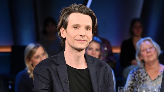 Der Schauspieler und Autor Sabin Tambrea ist zu Gast in der NDR Talk Show am 13. September 2024. © NDR Fernsehen/Uwe Ernst Foto: Uwe Ernst