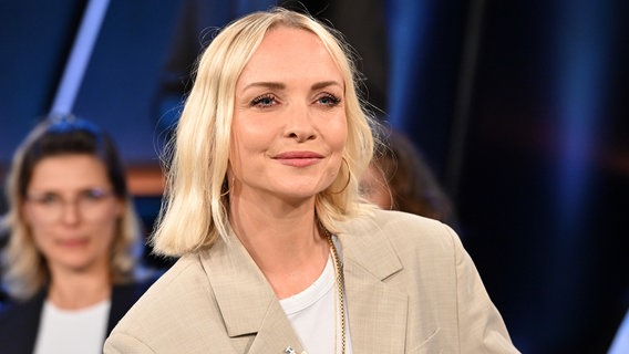 Die Moderatorin Janin Ullmann ist zu Gast in der NDR Talk Show am 9. August 2024. © NDR Fernsehen/ Uwe Ernst Foto: Uwe Ernst