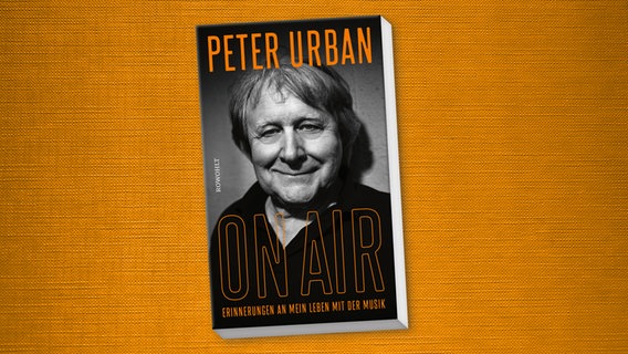 Zu sehen ist das Cover des Buches "On Air. Erinnerungen an mein Leben mit der Musik" von Peter Urban, erschienen im Rowohlt Verlag. © Rowohlt Verlag 