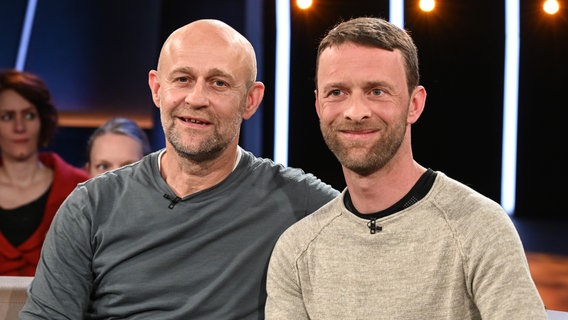 Der Schauspieler Jürgen Vogel und der Krankenpfleger Benjamin Vogel sind zu Gast in der NDR Talk Show am 21. Juni 2024. © NDR Fernsehen/Uwe Ernst Foto: Uwe Ernst