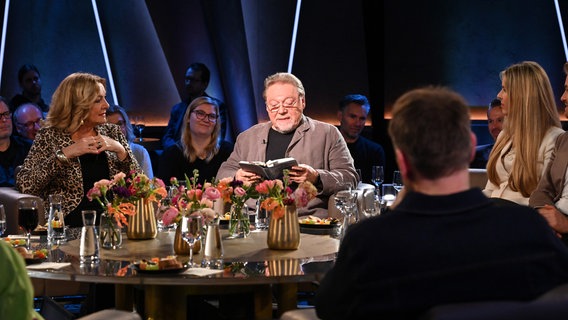 Der Entertainer und Autor Jürgen von der Lippe liest in der NDR Talk Show am 31. Januar 2025. © NDR Fernsehen/ Uwe Ernst Foto: Uwe Ernst