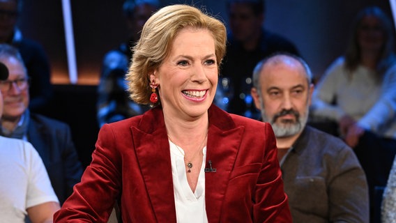 Die Journalistin und Königshausexpertin Leontine von Schmettow ist zu Gast in der NDR Talk Show am 13. Dezember 2024. © NDR Fernsehen/ Uwe Ernst Foto: Uwe Ernst