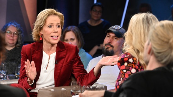 Die Journalistin und Königshausexpertin Leontine von Schmettow ist zu Gast in der NDR Talk Show am 13. Dezember 2024. © NDR Fernsehen/ Uwe Ernst Foto: Uwe Ernst