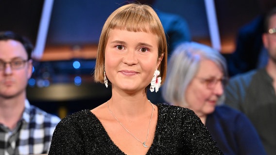 Die Schriftstellerin Caroline Wahl ist zu Gast in der NDR Talk Show am 2. August 2024. © NDR Fernsehen/ Uwe Ernst Foto: Uwe Ernst