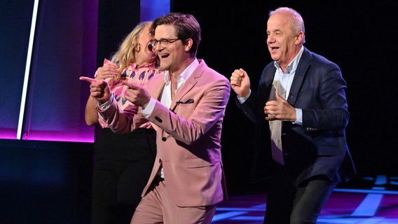 Der Musikkabarettist Bodo Wartke tanzt in der NDR Talk Show mit Barbara Schöneberger und Hubertus Meyer-Burckhardt zum Song "Barbaras Rhabarberbar". © NDR Fernsehen/ Uwe Ernst Foto: Uwe Ernst