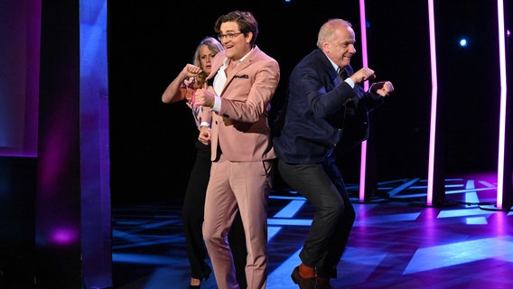 Der Musikkabarettist Bodo Wartke tanzt in der NDR Talk Show mit Barbara Schöneberger und Hubertus Meyer-Burckhardt zum Song "Barbaras Rhabarberbar". © NDR Fernsehen/ Uwe Ernst Foto: Uwe Ernst