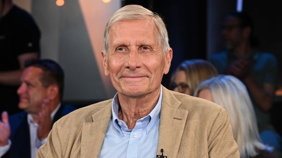 Der Journalist Ulrich Wickert ist zu Gast in der NDR Talk Show am 21. Juni 2024. © NDR Fernsehen/Uwe Ernst Foto: Uwe Ernst