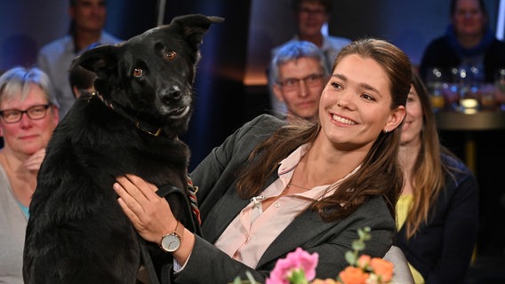 Die Sportlehrerin Sina Wiedemeier ist mit ihrer Assistenzhündin Nala zu Gast in der NDR Talk Show am 4. Oktober 2024. © NDR Fernsehen/ Uwe Ernst Foto: Uwe Ernst