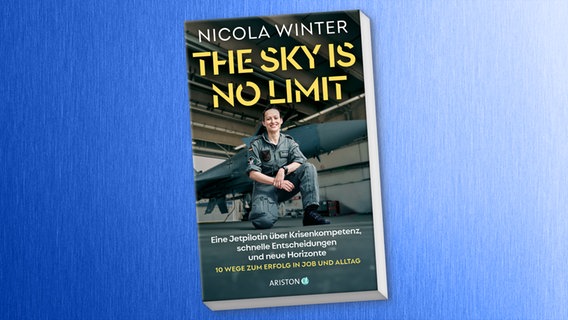 Zu sehen ist das Cover des Buchs "The Sky is No Limit. Eine Jetpilotin über Krisenkompetenz, schnelle Entscheidungen und neue Horizonte - 10 Wege zum Erfolg in Job und Alltag" von Nicola Winter, erschienen beim Ariston Verlag. © Penguin Random House 