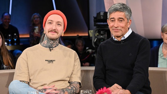 Der Journalist Ranga Yogeshwar und der Tischlermeister Jonas Winkler sind zu Gast in der NDR Talk Show am 22. November 2024. © NDR Fernsehen/Uwe Ernst Foto: Uwe Ernst