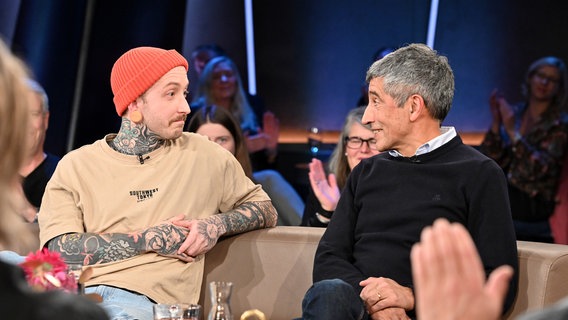 Der Journalist Ranga Yogeshwar und der Tischlermeister Jonas Winkler sind zu Gast in der NDR Talk Show am 22. November 2024. © NDR Fernsehen/Uwe Ernst Foto: Uwe Ernst