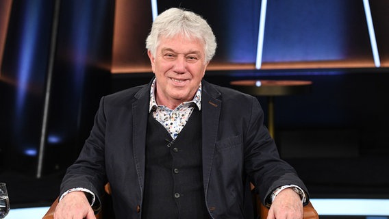 Der Sänger und Komponist Rolf Zuckowski ist zu Gast in der NDR Talk Show am 6. Mai 2022. © NDR Fernsehen/Uwe Ernst Foto: Uwe Ernst