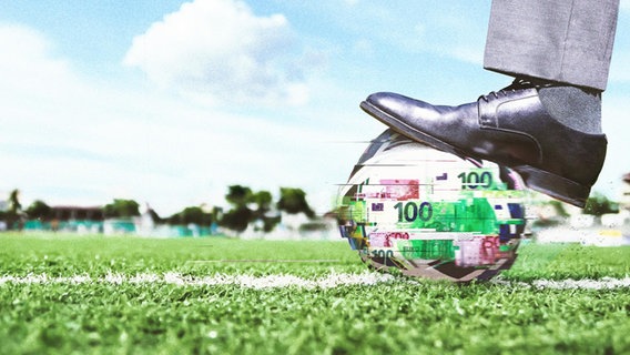 Fuß mit schwarzem Herrenschuh, der aus Bein mit Anzughose ragt, drückt auf einen Fußball der zum Teil aus Euroscheinen besteht. © BR/AdobeStock/tungphoto | Montage: BR/Christopher Roos von Rosen/Hannah Wiesner 