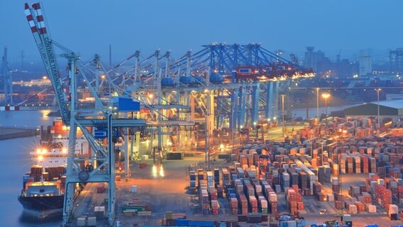 Containerterminal im Hamburger Hafen © fotolia Foto: nmann77