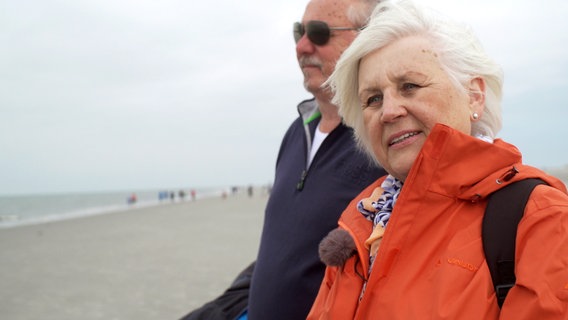 Gisela Pawlek und ihr Mann kämpfen seit Jahren um die Betreuung ihrer an Demenz erkrankten Tante. © NDR 