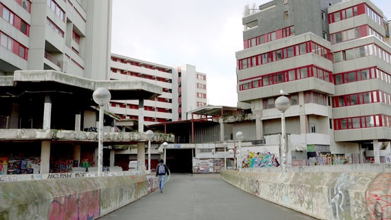 Fußgänger-Zuweg zum Ihme-Zentrum - Bauklotzartiges Gebäude aus Beton, mit Graffiti beschmiert und verspakt. © NDR/Margareta Kosmol 