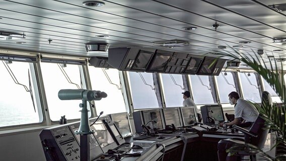 Brücke des Kreuzfahrtschiffs "Hanseatic Inspiration" der Hapag Lloyd Cruises bei einer der ersten Fahrten nach Ausbruch der Coronavirus-Pandemie © NDR/BR/Bewegte Zeiten/Leonard Bendix 