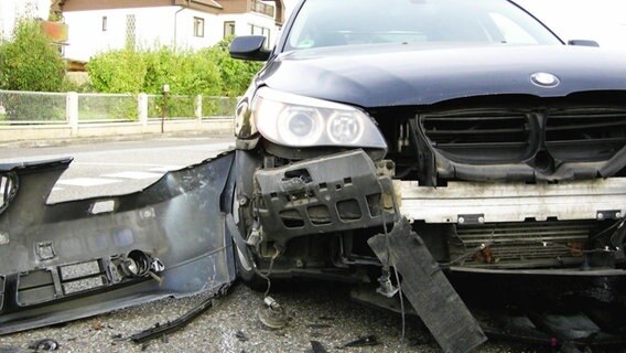 Vorne völlig zerstörter BMW, mit dem der Fahrer einen Unfall absichtlich provoziert hat. © NDR 