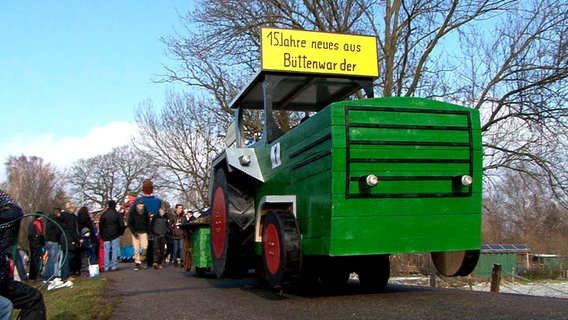 Dokumentation "Büttenwarder - Deine Fans": Brakelmanns Trecker goes Karneval. © © NDR, honorarfrei 