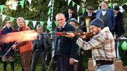 Szenenbild der 89. Büttenwarder-Folge "Der Hamburger": Ein Mann schießt mit einem Gewehr. © NDR/Nico Maack Foto: Nico Maack