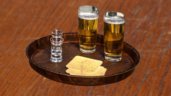 Ein Tablett mit zwei Schnapsgläser, zwei Biergläser und Bierdeckel - also Lütt und Lütt. © NDR/Nicolas Maack 