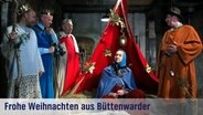 Festliche Grußkarte - Szenenbild aus der Büttenwarder-Weihnachtsfolge mit der Aufschrift: "Frohe Weihnachten aus Büttenwarder". © NDR/Nicolas Maack 