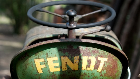 Brakelmanns Trecker Fendt Farmer 2: Ein Sitz mit dem gelben Schriftzug "Fendt". © NDR/Nico Maack 