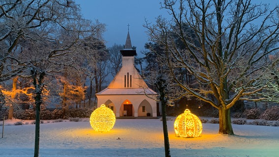 Eine Kirche im Schnee mit weihnachtlicher Dekoration. © NDR Foto: Torsten Bänsch aus Baabe auf Rügen