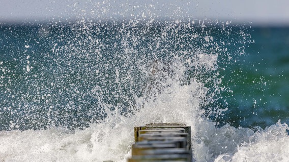 Welle schlägt gegen Buhnen © NDR Foto: Klaus Haase aus Prerow