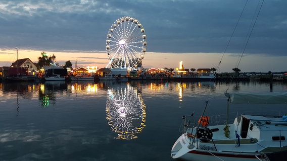 Boote beim Fischerfest vor Freest, im Hintergrund ein Riesenrad und ein Sonnenuntergang © NDR Foto: Günter Kamp aus Greifswald
