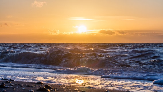 Die Sonne steht über der hohe Wellen schlagenden Ostsee. © NDR Foto: Klaus Haase Prerow