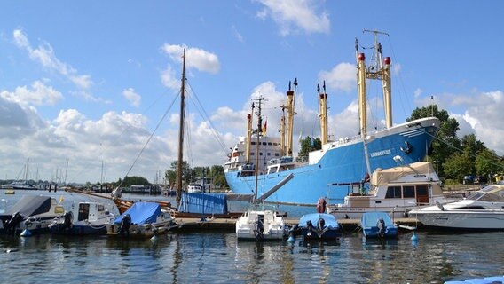 Das Schiff "Likedeeler" liegt im Hafen in Rostock. © NDR Foto: Jana Hobe aus Rostock