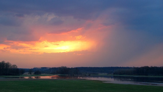 Abendliche Regenwolken über dem Warinsee bei Güstrow © NDR Foto: Heinrich Baumann aus Wattmannshagen