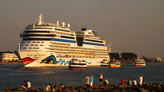 Aidamar fährt aus dem Hafen in Warnemünde. © NDR Foto: Peter Schumacher aus Neuhof am Strelasund