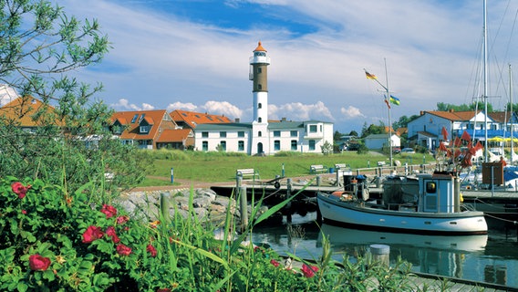 Boote und  Leuchtturm im Hafen von Timmendorf auf der Insel Poel. © TMV/Grundner 