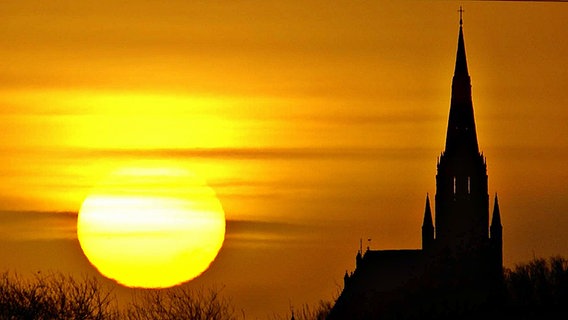 St.-Bartholomaei Kirche in Demmin bei Sonnenaufgang © NDR Foto: Bernd Niendorf aus Demmin