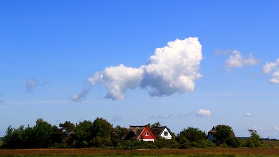 Eine Wolke über drei Häusern © NDR Foto: Gerald Schneider aus Kloster auf Hiddensee