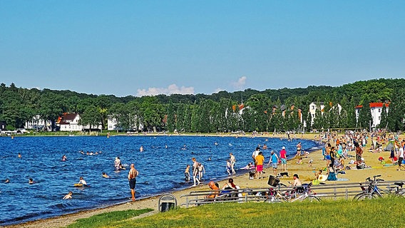 Zippendorferstrand mit vielen Menschen. © NDR Foto: Arnold Prosch aus Schwerin