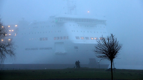 Eine Ostseefähre verschwindet im Nebel © NDR Foto: Joachim Berge aus Hohe Düne