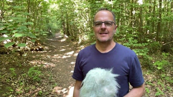 Stefan Kreibohm steht vor einem Wald © NDR 