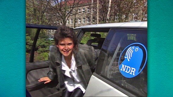 Birgitt Müller steigt aus einem NDR-Auto 1992. © NDR 