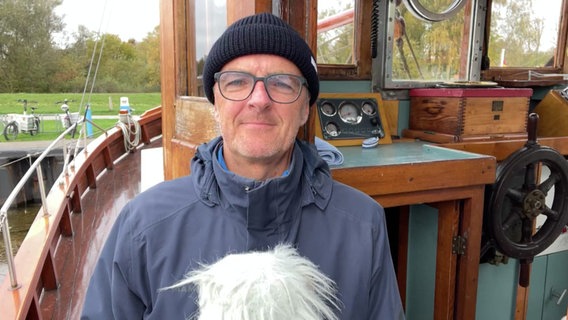 Stefan Kreibohm moderiert das Wetter auf einem Boot von der Insel Hiddensee. © Screenshot 