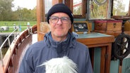 Stefan Kreibohm moderiert das Wetter auf einem Boot von der Insel Hiddensee. © Screenshot 