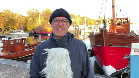 Stefan Kreibohm moderiert das Wetter vor einem Boot von der Insel Hiddensee. © Screenshot 