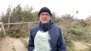 Stefan Kreibohm moderiert das Wetter vor einem Boot von der Insel Hiddensee. © Screenshot 