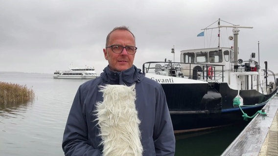 Stefan Kreibohm moderiert das Wetter vor einem Boot von der Insel Hiddensee. © Screenshot 